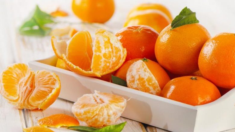 Dermatologia: Receta të thjeshta si të kujdesemi për fytyrën gjatë karantinës, me portokall, limon apo banane