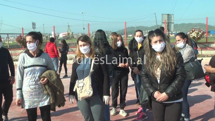 Protestojnë punonjësit e një fasonerie në Durrës, kërcënohen me pushim nga puna pasi kërkuan “pagën e luftës” (VIDEO)