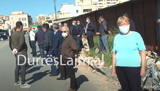 Tatimet ju refuzuan pagën e luftës, tregtarët në Durrës në protestë: Çfarë do hamë ne? (VIDEO)