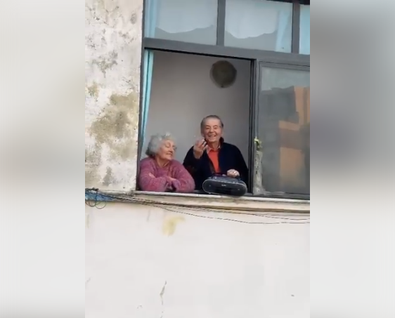 Durrës, këngëtari i mirënjohur Qemal Kërtusha këndon për qytetarët e karantinuar nga ballkoni i tij (VIDEO)