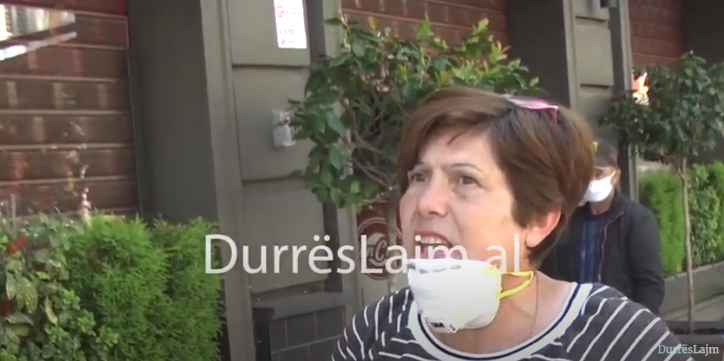 “Virusi i raftë mu në kokë këtyre, i heqtë qafe të gjithë”, qytetarja në Durrës e revoltuar me qeverinë (VIDEO)