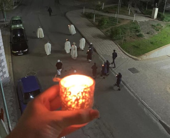 Pashkët/ Dom Gjergj Meta, priftërinjtë dhe murgeshat marshim në rrugët e Rrëshenit (VIDEO)