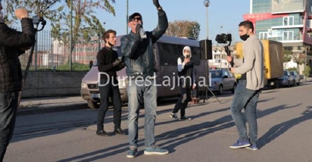 Ndalesa e rradhës e “Koncert në karantinë” ishte lagjja nr.5, një personazh i njohur iu bashkua artistëve durrsakë (FOTO & VIDEO)