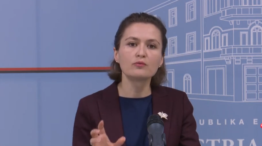 Ministrja Shahini: Studentët që diplomohen do të kthehen në auditore për 3 javë në qershor, provimet në korrik