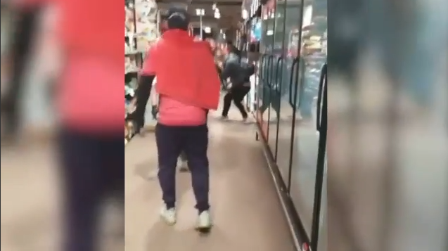 Pa maska dhe nuk respektonin distancën e sigurisë, plas grushti në supermarket (VIDEO)