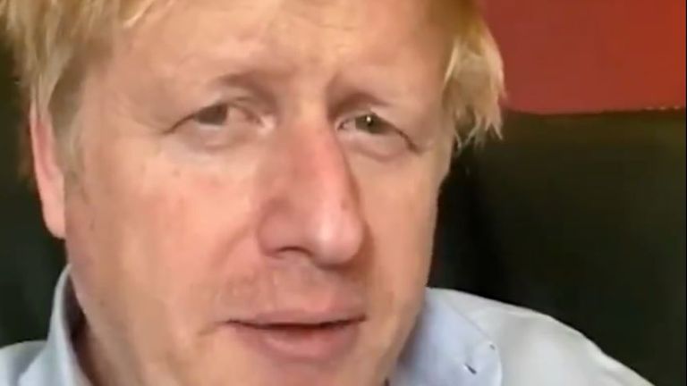 Boris Johnson falenderon bluzat e bardha: U kam borxh jetën time!