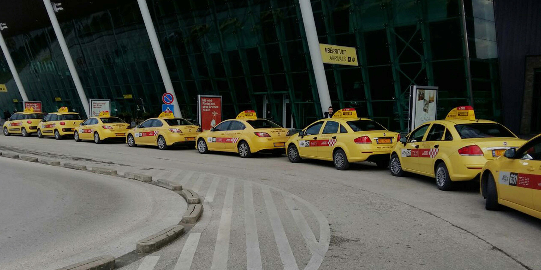 Taksitë rifillojnë punën të hënën, DPSHTRR: Masat që duhet të respektojnë shoferët dhe pasagjerët