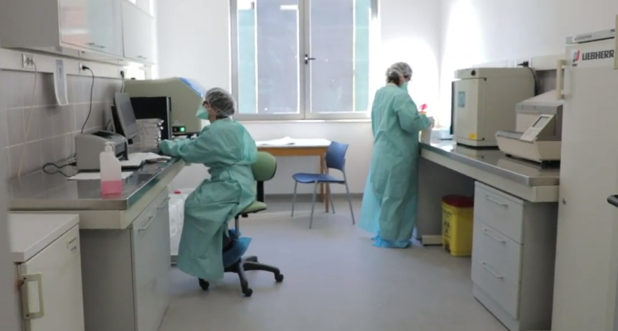 Dalin pamjet nga laboratori brenda QSUT-së, të hënën do të nisin aty testeve serologjike (VIDEO)