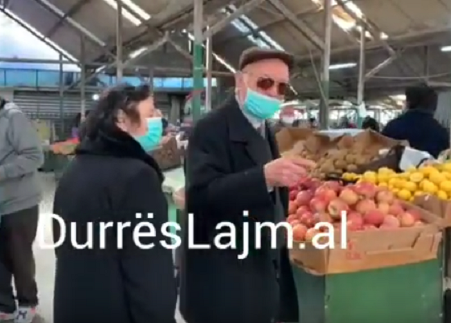 Të moshuarit në Durrës thyejnë karantinën: S&#8217;ka kush na bën pazarin (VIDEO)