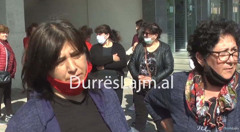 Durrës, tregtarët e rrobave të përdorura në protestë: Të punojmë ose të marrim edhe ne pagë lufte (VIDEO)