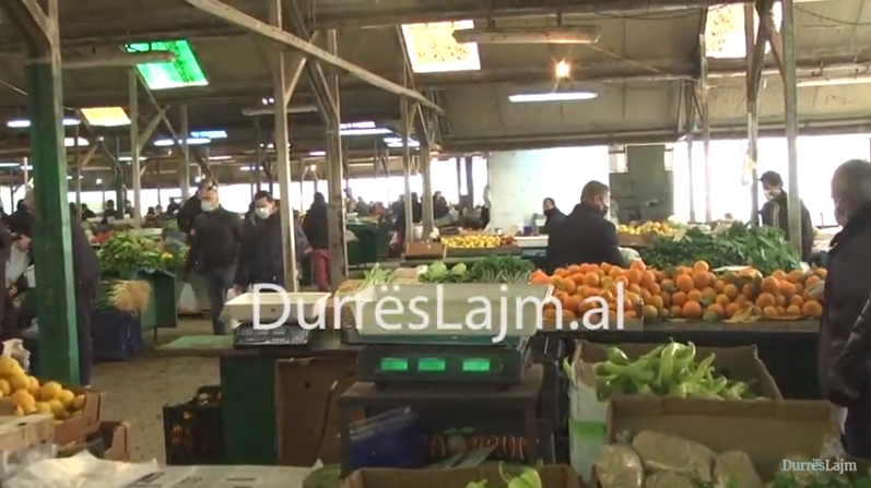 Durrës, tregtarët: Kemi frikë nga koronavirusi, por dalim se me këtë punë mbahemi (VIDEO)