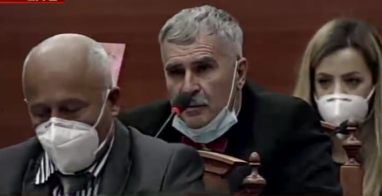 Gjuzi-Ramës: Prej 40 ditësh po shkel Kushtetutën, sot as maskë nuk ke!