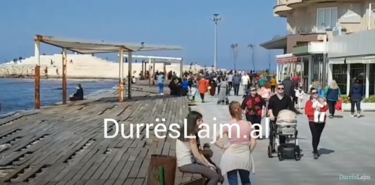 Vollga dhe Durrësi plot! Fëmijët me nënat gumëzhijnë qytetin (VIDEO)