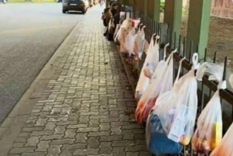 Covid-19/ Zgjidhja e Gjermanisë për të varfërit: Qese me ushqime në rrugët e qyteteve