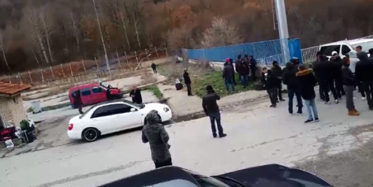 Prej 4 ditësh të bllokuar në Kapshticë: Jemi 25 shqiptarë, nuk na lejojnë se jemi me dokumente greke