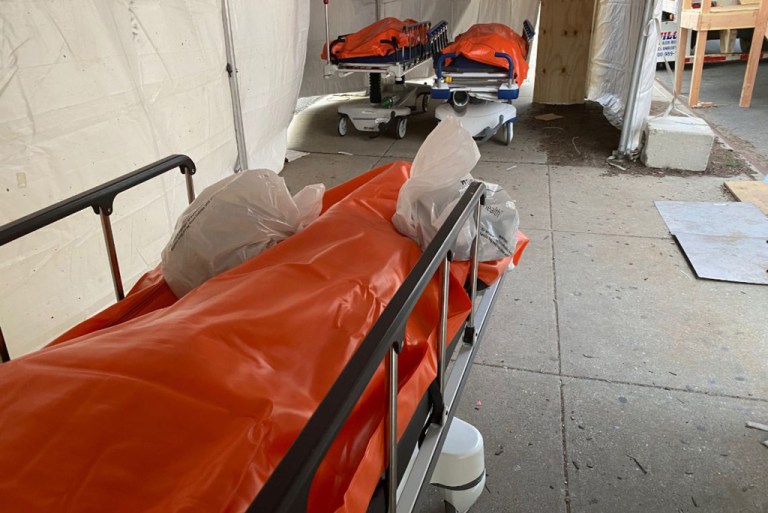 Tronditëse/ Të vdekurit nga koronavirusi qëndrojnë në thasë, morgu nuk ka më vend në Nju Jork (FOTO)