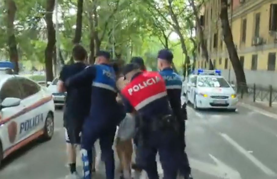 Tensione sërish tek Teatri, policia tërheq zvarrë të rinjtë