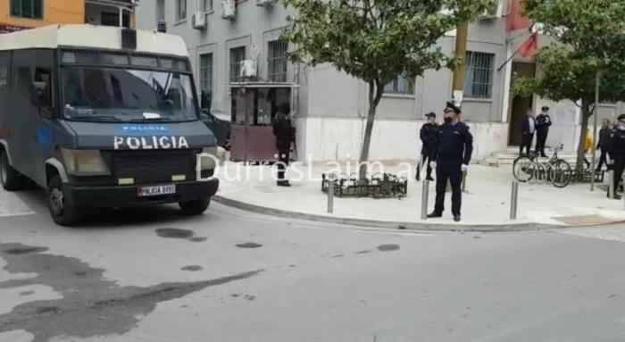 VIDEO/ Blindohet gjykata e Durrësit, nis gjyqi për 2 të arrestuarit për 4 vrasjet në Nishtulla