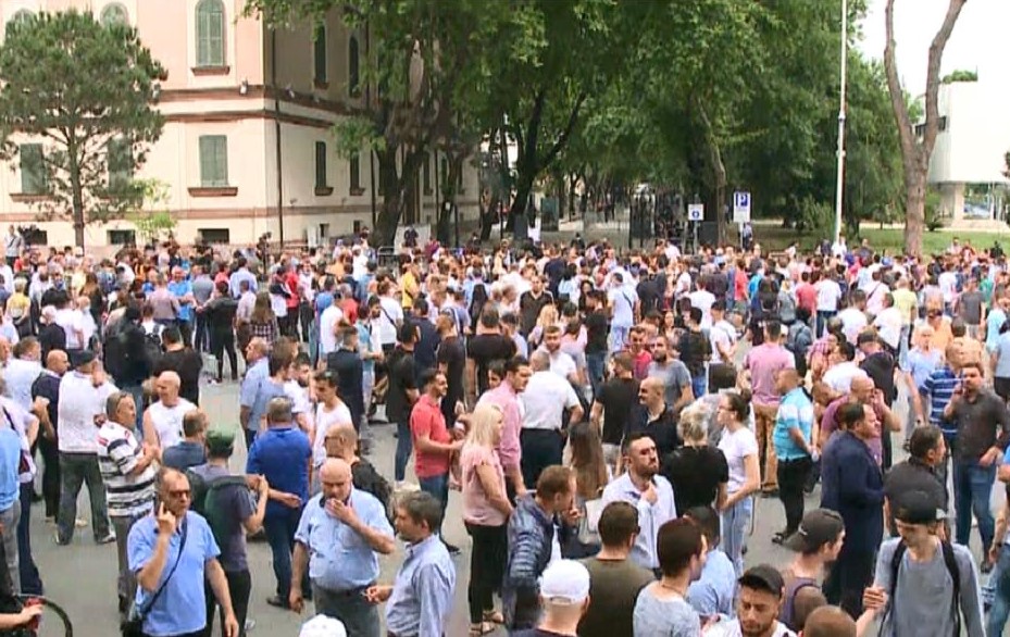 Aleanca për Mbrojtjen e Teatrit rikthehet në shesh për të protestuar