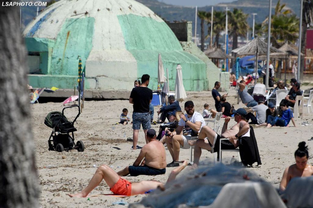 Qytetarëve nuk ua “kërcet” për urdhrin e Ramës, e sfidojnë duke bërë plazh (FOTO)