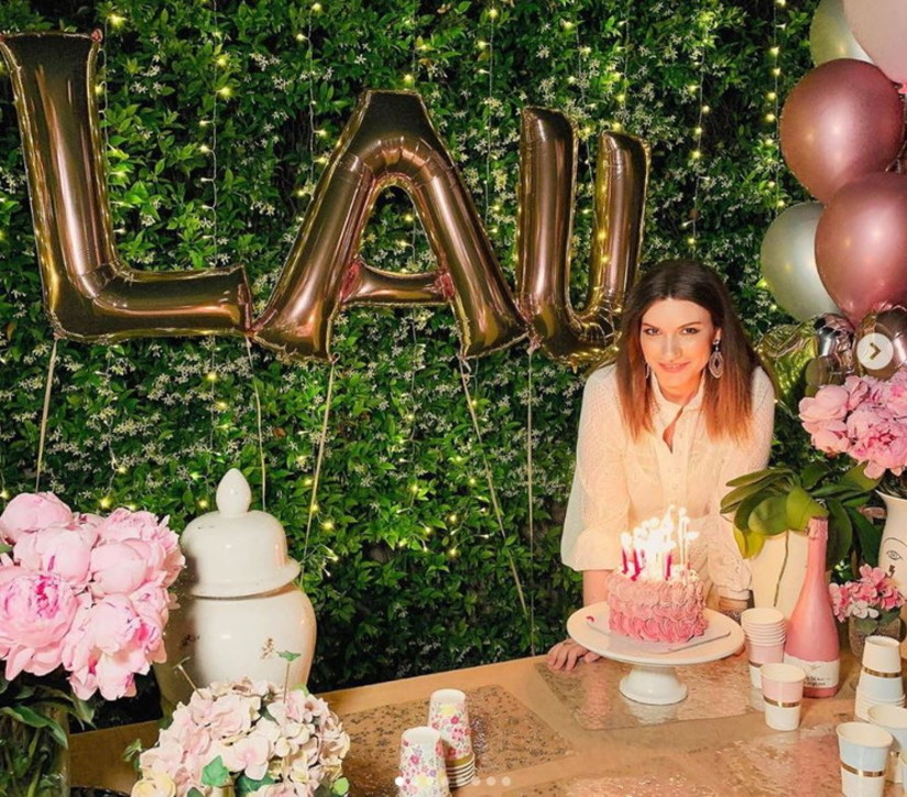 Laura Pausini feston ditëlindjen dhe dekoron gjithçka me rozë (FOTO)