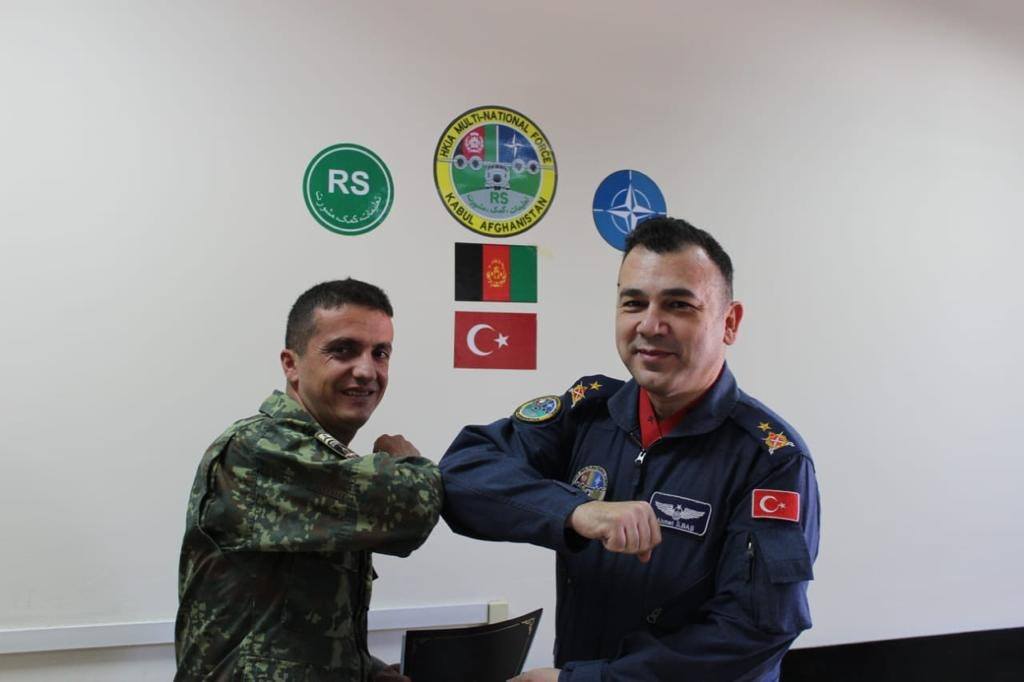 Dy infermierë ushtarakë shqiptarë dekorohen në Aeroportin Ndërkombëtar të Kabulit