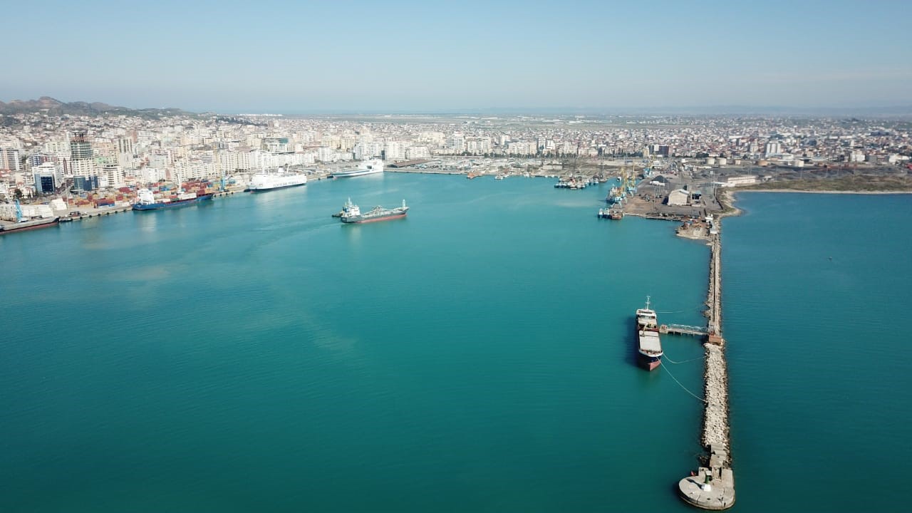 Lundrimet detare nga Durrësi vijojnë të shfrytëzohen vetëm për transportin e mallrave