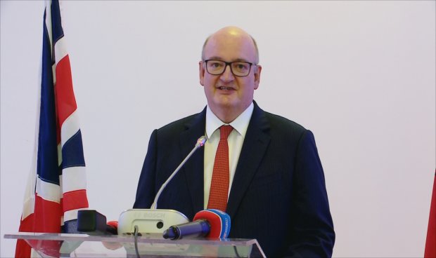 Ambasadori britanik reagon për vendimin e opozitës dhe takimin me Metën