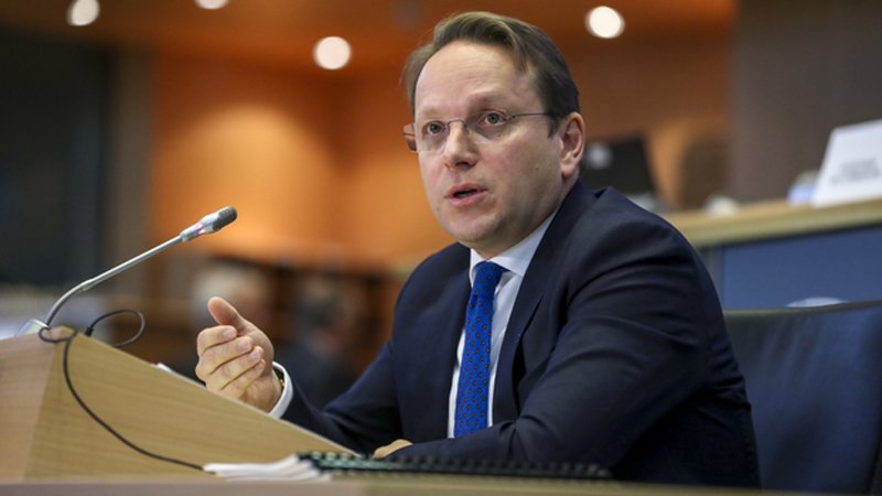 Komisioneri për Zgjerim zbardh bisedën me Bashën: Mirëpresim rinisjen e punës në Këshillin Politik