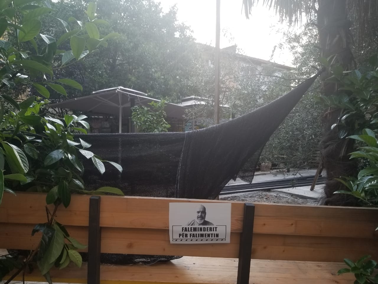 Ironia therëse, lokali “falenderon” Edi Ramën për falimentimin (FOTO)