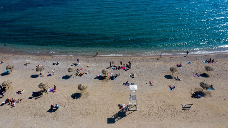 Nën masa të rrepta sigurie, Greqia i hap plazhet nga e shtuna