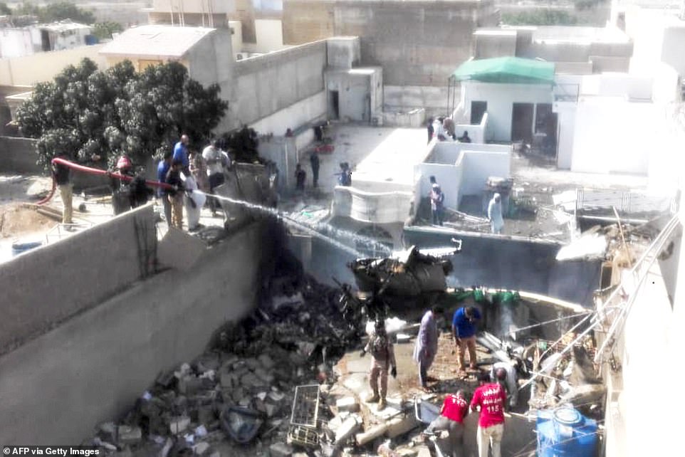 Rrëzohet avioni në Pakistan me mbi 100 persona në bord (VIDEO)