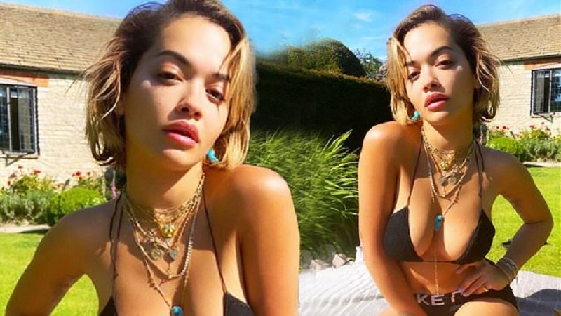 Rita Ora shfaqet super seksi në oborrin e shtëpisë