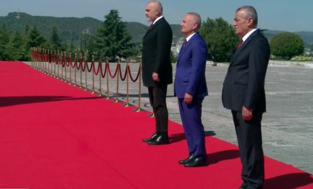 5 Maji bën bashkë Ramën, Metën e Ruçin, homazhe te Varrezat e Dëshmorëve