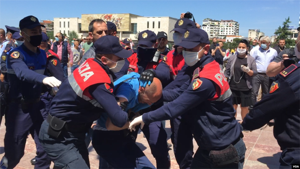 VOA: Arrestime veprimtarësh në Ditën e Europës dhe polemika për Teatrin Kombëtar