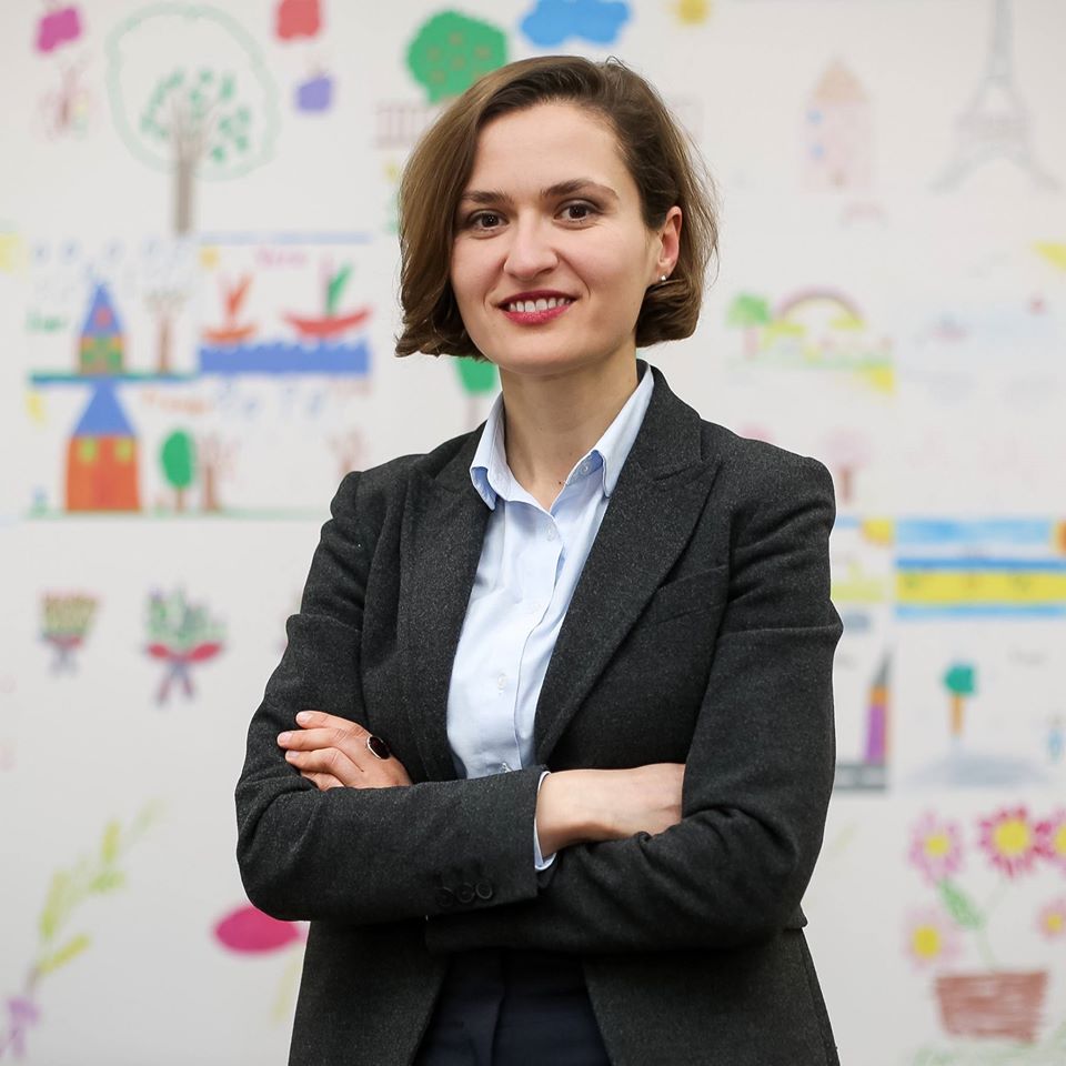 Ministrja Shahini: Të gjitha shkollat gati për të mirëpritur maturantët ditën e hënë