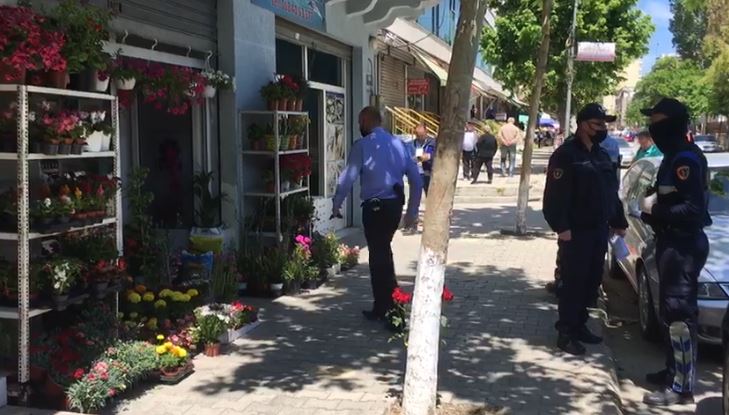 Grabitet dyqani i luleve, tre persona vjedhin xhiron ditore