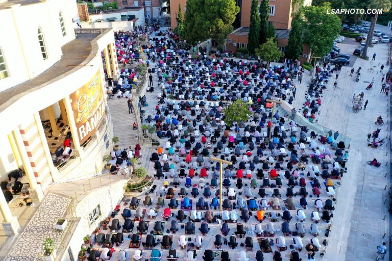 Besimtarët myslimanë festojnë sot Fiter Bajramin, pandemia nuk lejoi faljen në sheshe