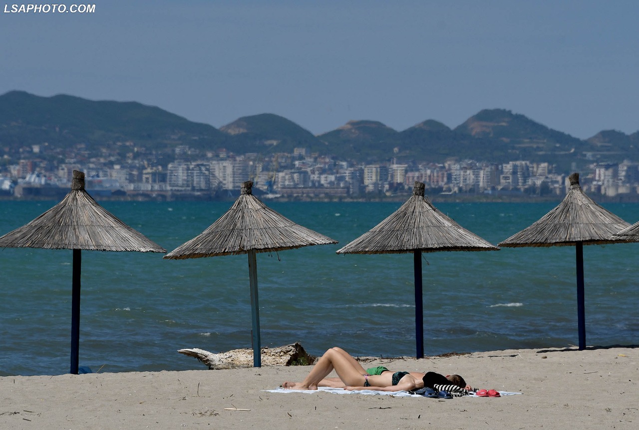 Fillon plazhi në Golem, qytetarët braktisin izolimin (FOTO)