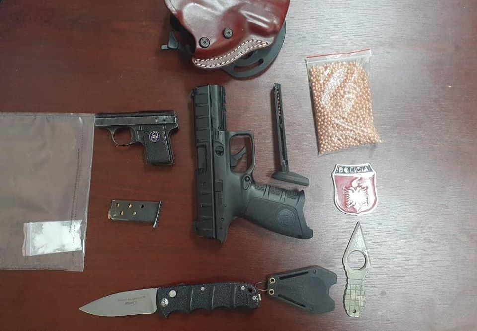 39-vjeçari kapet me armë e drogë në makinë, për t’iu shmangur kontrolleve të policisë përdorte…