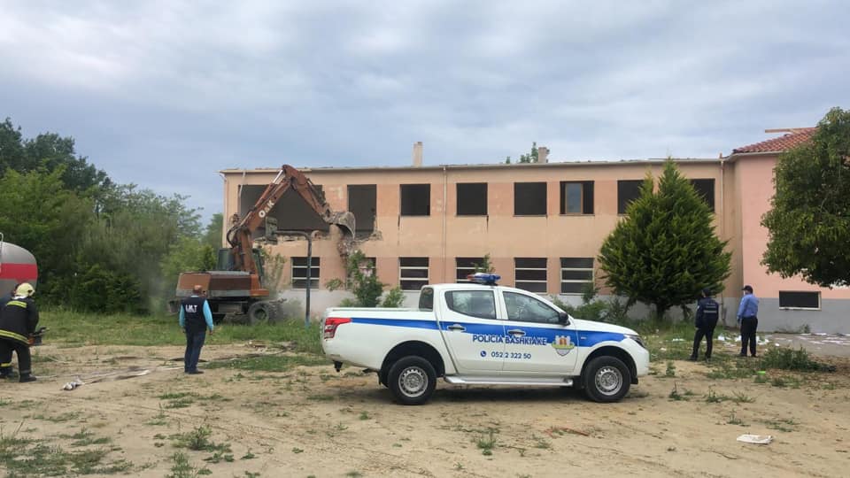 Durrës, shembet shkolla 9-vjeçare që u dëmtua nga tërmeti