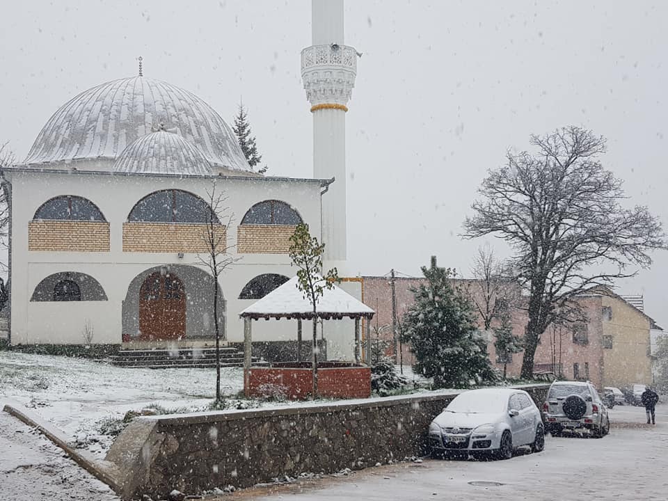 “Çmendet” moti, Shishtaveci turistik zbardhet nga bora (FOTO)