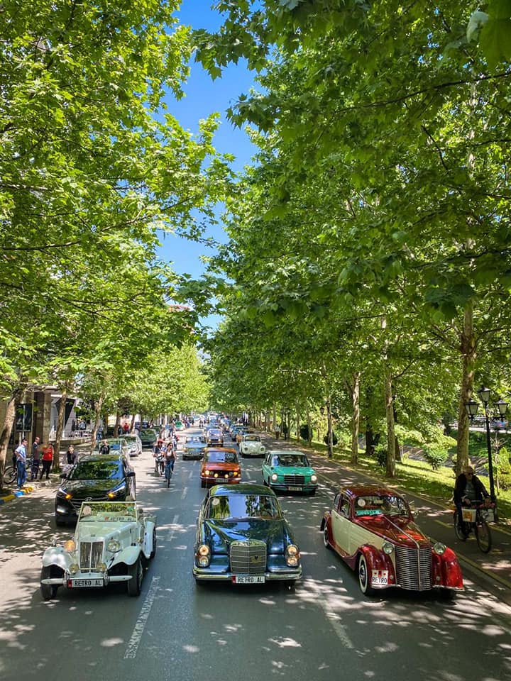 Organizohet në Tiranë parada e automjeteve retro (FOTO+VIDEO)