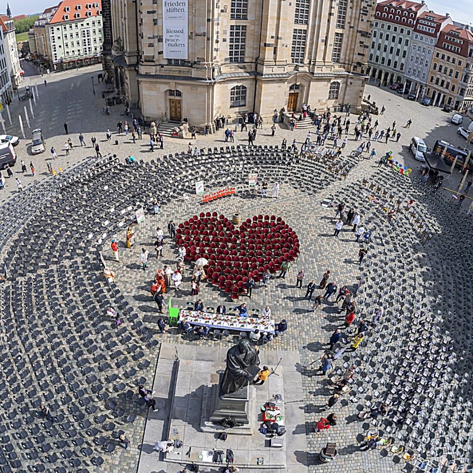 Protesta me karrike e pronarëve të restoranteve dhe bareve kundër rregullave strikte të distancimit social