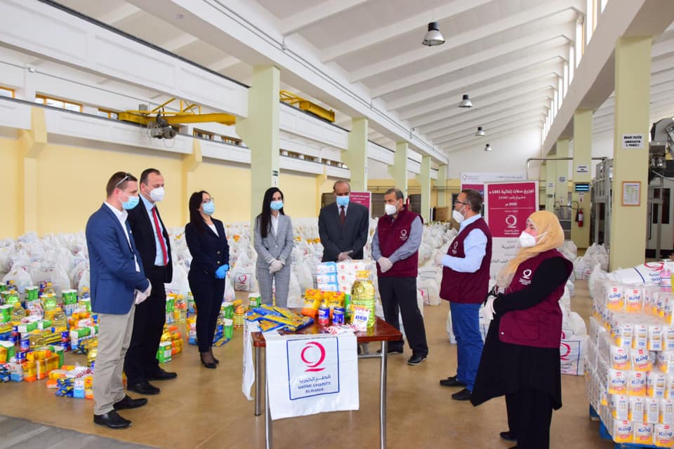 Ambasadori i Katarit shpërndan ndihma ushqimore për 500 familje në nevojë dhe jetimë të Durrësit