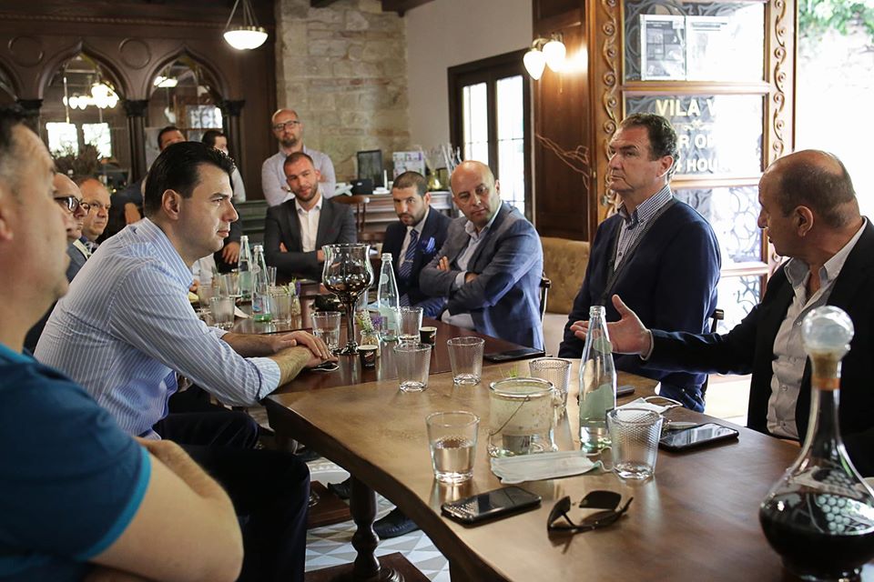 Basha takim me operatorët turistikë në Durrës, 5 kërkesa qeverisë: Asnjë masë për t’i ndihmuar