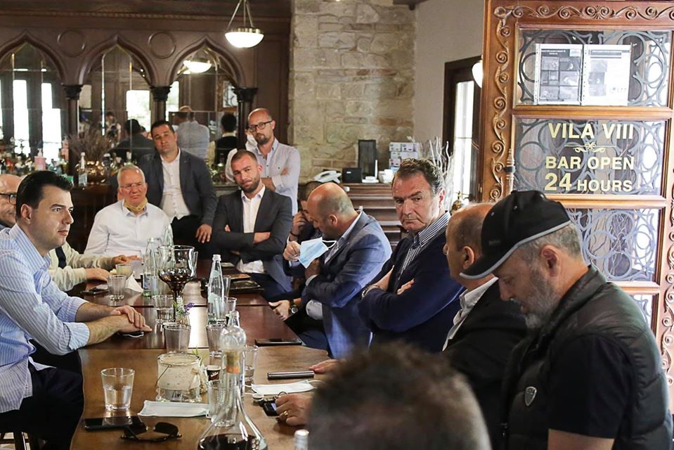 Morën pjesë në takimin me Bashën, Policia gjobit pronarin e lokalit në Durrës, gjoba pjesëmarrësve dhe tërheqje patente