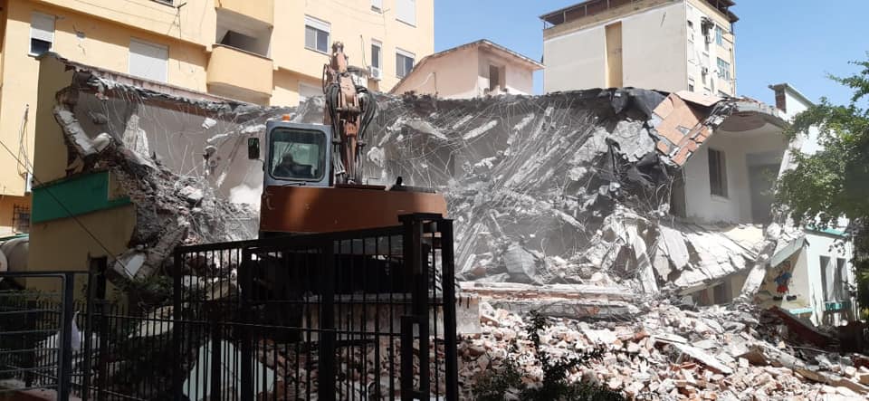 Durrës, shembet kopshti i dëmtuar rëndë nga tërmeti (FOTO)