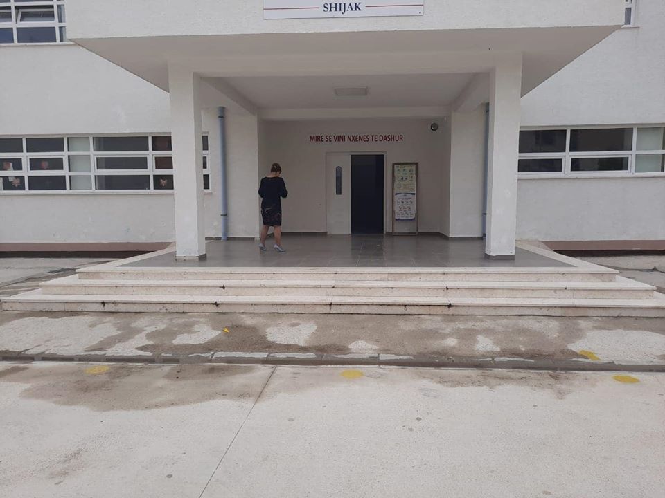 Dezinfektim i ambienteve e sinjalistikë informuese, shkollat e Shijakut gati për rikthimin e maturantëve