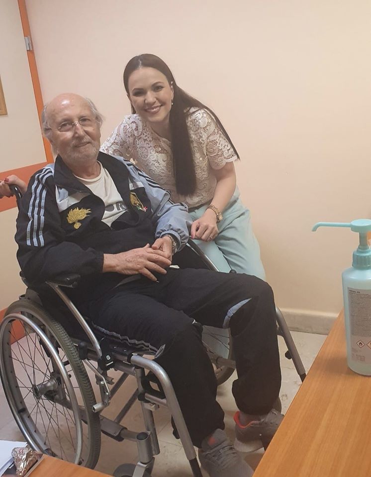 Aktori i madh Mirush Kabashi në spital, shfaqet në karrike me rrota, por i buzëqeshur